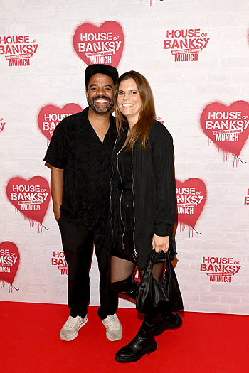 Simon Pearce und Frau Lisa (re.): Eröffnungsevent "House of Banksy – An Unauthorized Exhibition" Ausstellung im B-TWEEN, 1. UG (Ehem. Galeria Kaufhof Stachus) in München am 13.06.2024 (©Agency People Image (c) Michael Tinnefeld)